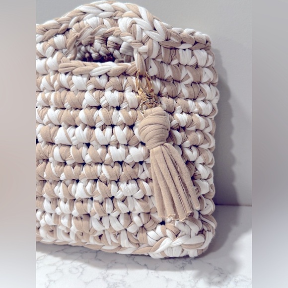 5/$25 Hand woven handbag - Picture 2 of 6